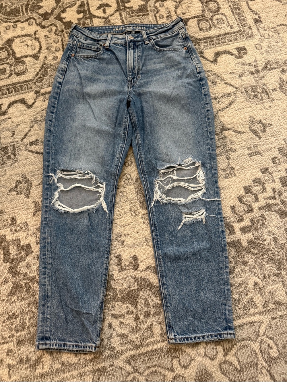 American Eagle Strigid Mom Jean Light Wash Relaxed Dad Jean